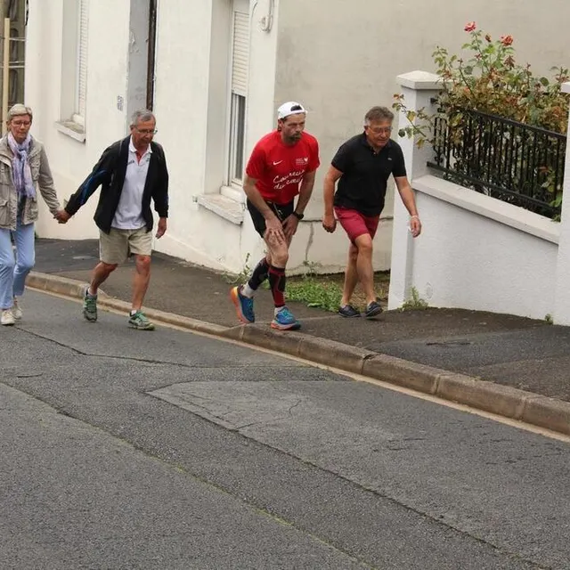 photo des riverains ont fait un petit bout de chemin avec fabrice didier pour le soutenir moralement.  ©  le maine libre