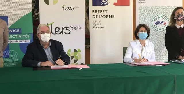 photo  yves goasdoué, maire de flers, et françoise tahéri, préfète de l’orne, ont signé le contrat de relance pour la transition écologique.  &copy;  ouest-france 