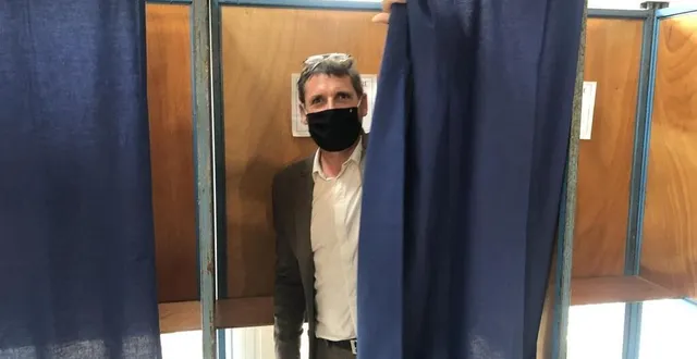 photo  matthieu orphelin, la tête de liste écologiste aux régionales dans les pays de la loire, à la sortie de l’isoloir à angers, lors du second tour, dimanche 27 juin.  &copy;  ouest-france 