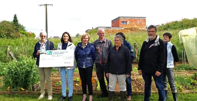 photo  le crédit agricole, représenté par catherine julienne, présidente de la caisse locale et maryline delange, directrice ont pris en considération les projets de l’association et remis à la présidente un chèque de 300 €.  &copy;  ouest-france 