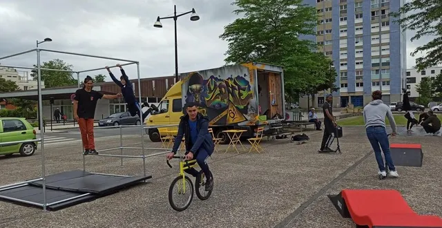 photo  à bord du camion de zone 61, les jeunes peuvent découvrir le parkour, les sports de glisse ou le hip-hop.  &copy;  ouest-france 
