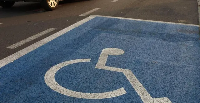 photo  place de parking handicapé. photo d’illustration.  &copy;  finecki - fotolia  archives 