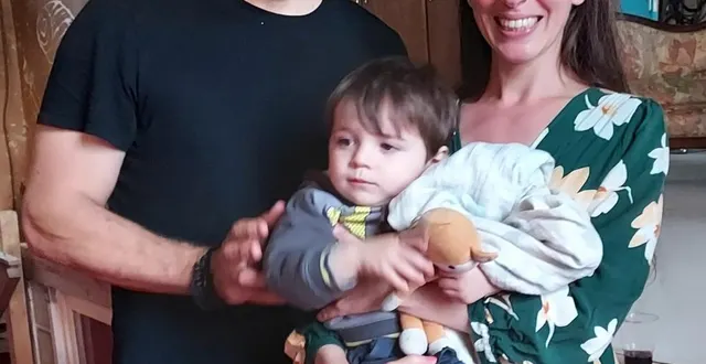 photo  manuel et julie avec leur petit marius ont reçu les bénévoles dans leur théâtre.  &copy;  ouest-france 