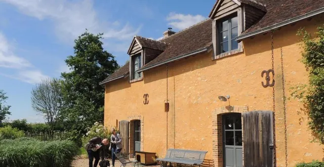 photo  greenopie, c’est aussi un gîte, « le jardin comestible ». pour tous ceux qui recherchent le calme, le contact avec la nature et une expérience humaine enrichissante, c’est l’endroit idéal. confortable et lumineux, il offre une cuisine dotée d’une grande table pour les repas familiaux, un salon avec son poêle a bois, une salle des fêtes, une chambre parentale et une chambre avec quatre lits simples.  &copy;  le maine libre 