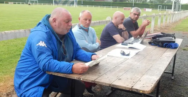 photo  michel cador, président de l’usar, en compagnie de son équipe a dressé le bilan d’une saison morose.  &copy;  le maine libre 