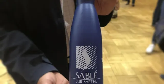 photo  les élus communautaires du pays de sablé-sur-sarthe ont reçu une gourde en acier inoxydable, pour remplacer les bouteilles en plastique auparavant utilisées lors des réunions.  &copy;  ouest-france 