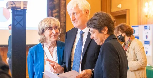 photo  dimanche soir, à l’annonce des résultats aux élections départementales, avec véronique rivron et sa directrice de cabinet, nathalie goisedieu.  &copy;  dominique breugnot photographer 