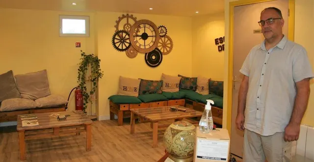 photo  une salle d’accueil en partie agencée et décorée par cécile, l’épouse de cyrille guelff.  &copy;  le maine libre 