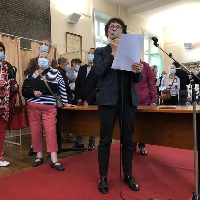 photo maire de la flèche, nadine grelet-certenais annonce les résultats au fur et à mesure de leur arrivée.  ©  le maine libre