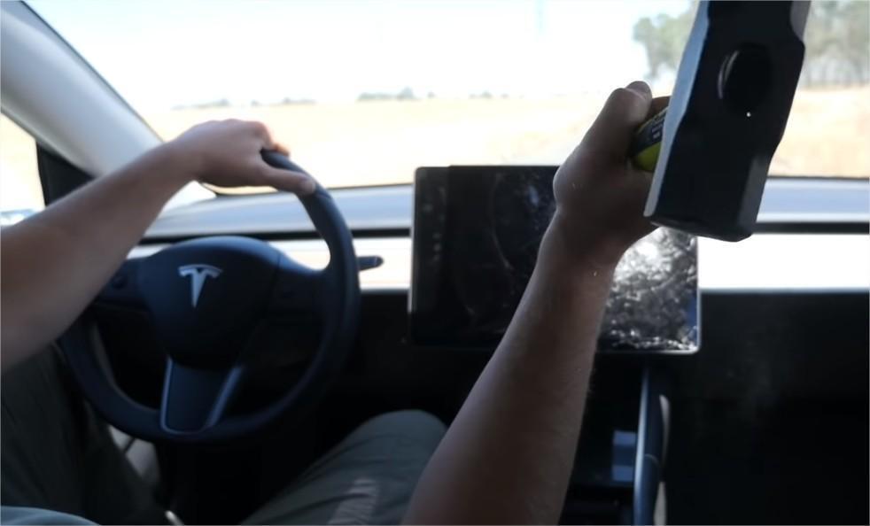 Un ur détruit l'écran de sa Tesla en conduisant pour vérifier si  elle pouvait rouler 