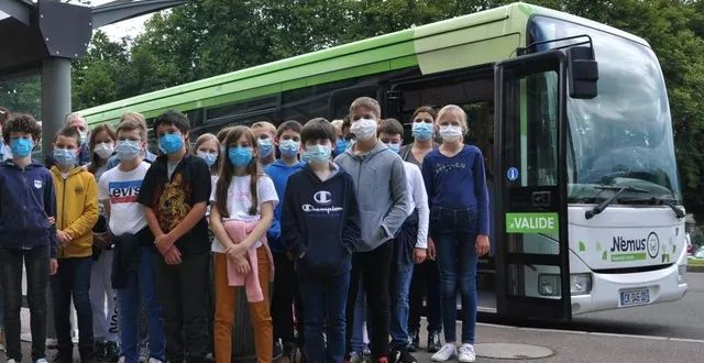 photo  la classe de cm2 de l’école du sacré-cœur de saint-georges-des-groseillers au champ de foire à flers.  &copy;  ouest-france 