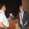 photo  le maire, gérard rosé, a remis la médaille de la ville à emmanuel carpentier, pharmacien, qui a veillé sur la campagne de vaccination. 