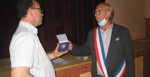 photo  le maire, gérard rosé, a remis la médaille de la ville à emmanuel carpentier, pharmacien, qui a veillé sur la campagne de vaccination.  &copy;  ouest-france 