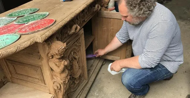 photo  emmanuel beder, brocanteur à sap-en-auge.  &copy;  ouest-france 