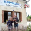 photo bob tinker, trompettiste et shirley smith, violoniste, ici devant le réveillon jazz café, sont heureux de retrouver les musiciens et leurs fidèles clients.