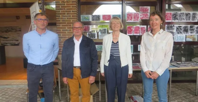 photo  président de la cdc, maire, députée et l’artiste devant les réalisations des élèves.  &copy;  ouest-france 