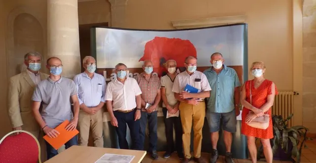 photo  les acteurs du projet se sont réunis lors de la signature de la convention entre la ville, la fédération régionale des chasseurs et celle des randonneurs.  &copy;  ouest-france 