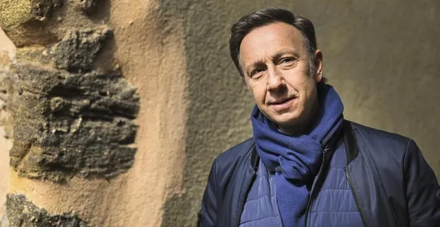 photo  le 30 avril 2021, stéphane bern guidait la visite de fresnay-sur-sarthe pour l’émission « le village préféré des français ».  &copy;  le maine libre – denis lambert 