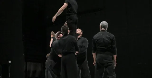 photo  la compagnie xy a offert avec ce spectacle möbius de belles émotions à un public stupéfait.  &copy;  le maine libre 