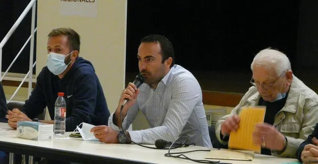 photo  mickaël suet, au centre, a demandé a fait part en toute transparence des projets pour continuer à faire vivre le bsa  &copy;  le maine libre 