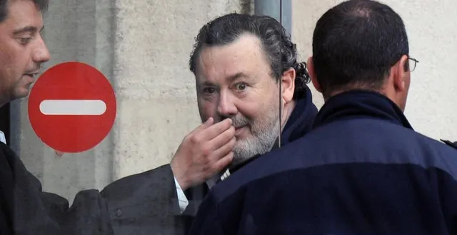 photo  l’un des rares images de philippe berre, qui comparaissait devant le tribunal correctionnel de la rochelle pour s’être présenté faussement comme un fonctionnaire venu à la rescousse de sinistrés de la tempête xynthia, lors de sa sortie du tribunal correctionnel de la rochelle, le 5 avril 2012.  &copy;  photo d’archives – afp 