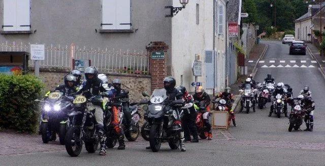 photo  les motards de passage à courdemanche.  &copy;  le maine libre 