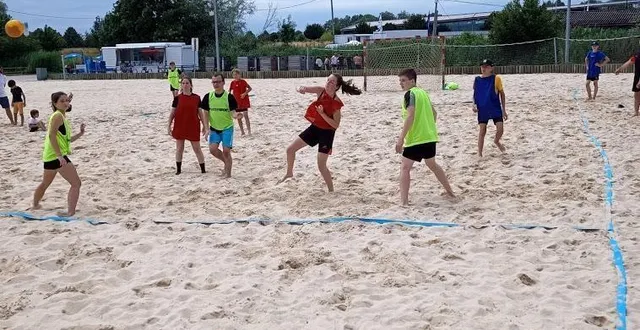 photo  encadrés par benoist menard, les jeunes ont fait quelques exercices techniques dans le sable avant d’enchaîner avec un tournoi de deux fois 10 mn à 4 contre 4.  &copy;  ouest-france 