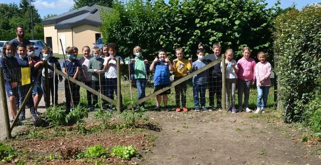 photo  florent barbier et ses élèves devant le jardin où ils interviennent régulièrement.  &copy;  le maine libre 