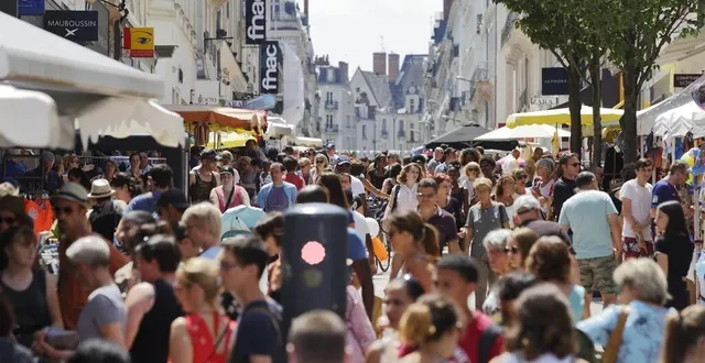 photo  contrairement à l’édition 2019 (photo), il faudra porter un masque ce week-end lors de la braderie d’angers.  &copy;  archives co 