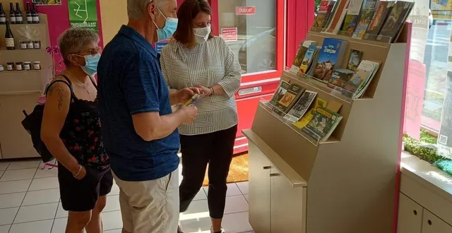 photo  marie et laurent, venus d’avignon, se sont précipités à l’office de tourisme pour obtenir les cartes de chemin de randonnée. ils se sont installés au camping du sans-souci pour 3 mois en attendant de s’installer définitivement dans la région, près de leur fils qui y habite déjà. à droite, vanessa, l’agent d’accueil.  &copy;  ouest-france 