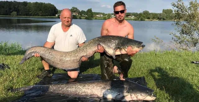 photo  emmanuel et robin (à droite), avec les deux plus grosses prises.  &copy;  ouest-france 