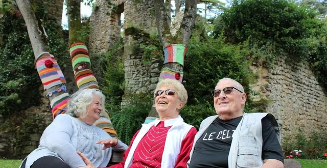 photo  odile, isabelle et jean-claude, dans la cour du château de fresnay, sont fiers de la seconde place glanée par leur commune au concours du « village préféré des français ».  &copy;  le maine libre 