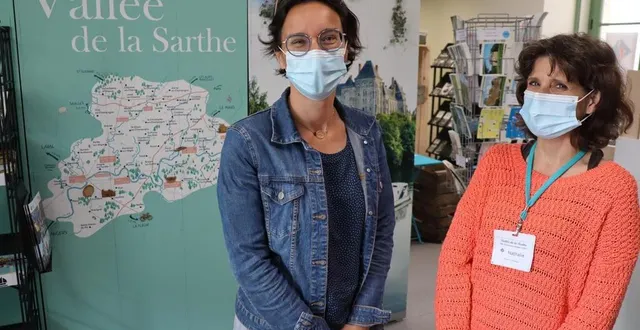 photo  pascaline vanier, directrice de l’office de tourisme vallée de la sarthe, à sablé-sur-sarthe, et nathalie chantoiseau, entament la saison estivale 2021 avec le sourire.  &copy;  ouest-france 