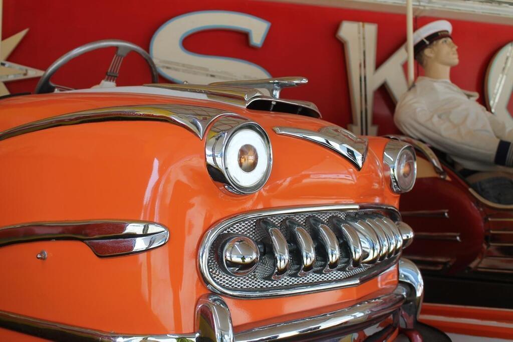 EN IMAGES - Un Breton de 72 ans restaure de vieilles autos-tamponneuses -  France Bleu