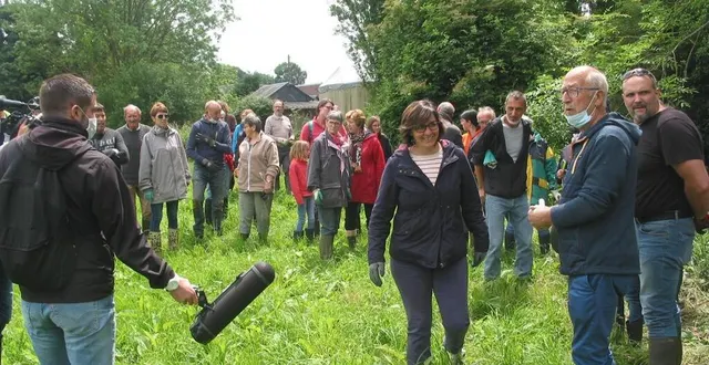 photo  cécile bussière (les pieds dans l’herbe), gérard rosé (maire) et laurent chiesa (responsable déchets à la cdc).  &copy;  ouest-france 