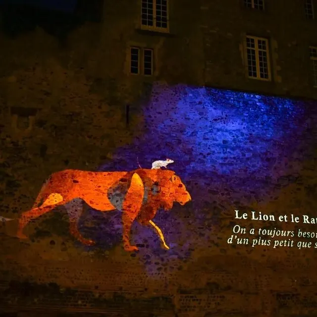 photo de nouvelles illustrations sur le thème des fables de la fontaine, dans les rues de la cité plantagenêt  ©  le maine libre – yvon loue