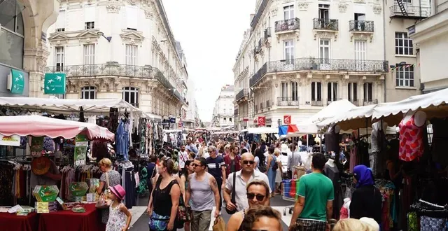 photo  se déroulant sur deux jours, la grande braderie (ici en 2017) fait peau neuve avec un vide-greniers le dimanche.  &copy;  archives co – eva perreaux 