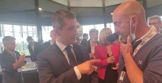 photo  michaël métairie, à droite, a profité du congrès pour alpaguer le ministre de l’intérieur et réclamer des effectifs de police pour l’orne.  &copy;  dr 