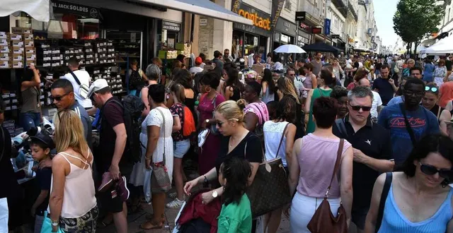 photo  pour un certain nombre de petits commerçants du centre-ville d’angers, la braderie le premier samedi des soldes est une mauvaise idée. ?  &copy;  archives co – laurent combet 