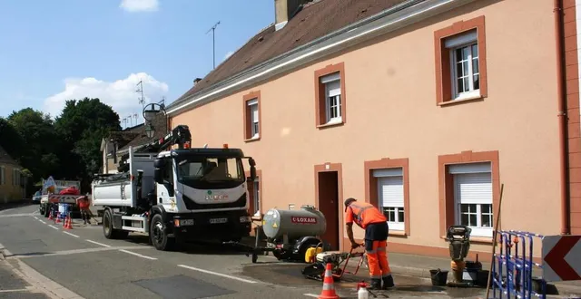 photo  après avoir débranché les réseaux et canalisations, il faut ensuite reboucher les trous afin de rendre la chaussée aux véhicules.  &copy;  le maine libre 