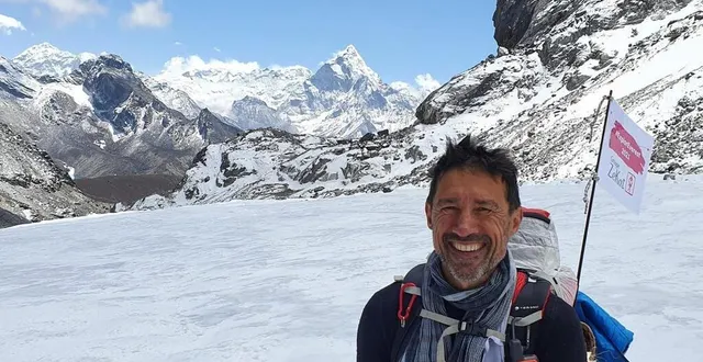 photo  pascal denoël, dirigeant du groupe angevin zekat, pose devant le sommet de l’everest.  &copy;  zekat 