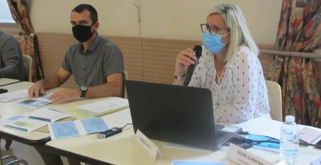 photo  françois olivier, le président et sophie poupée, la directrice du smvl ont présenté les avantages et inconvénients de la redevance et de la taxe d’enlèvement des ordures ménagères.  &copy;  le maine libre 