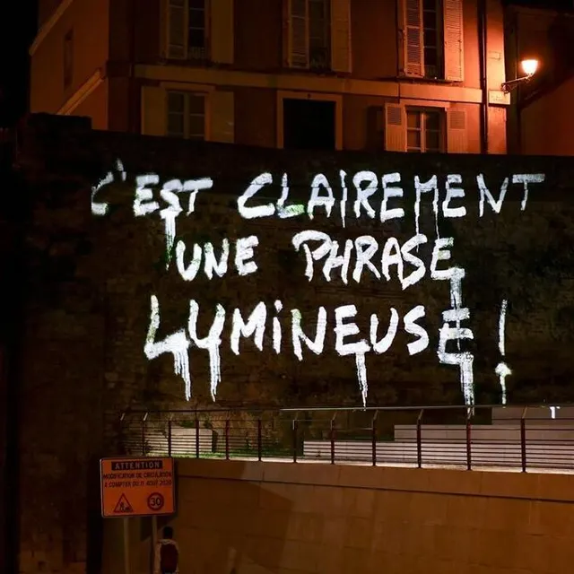 photo plusieurs phrases lumineuses comme celles-ci sont à retrouver autour de la cité plantagenêt.  ©  le maine libre – yvon loué