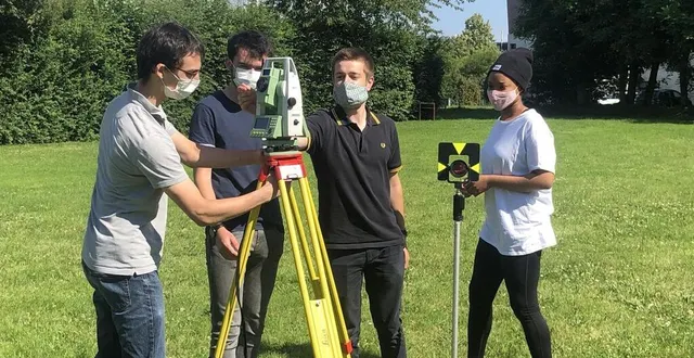 photo  les étudiants-géomètres (ici, alexandre rétat, loan colin, joseph de champeaux et isabelle wokam) partent sans leur matériel. ils en trouveront sur place.  &copy;  ouest-france 