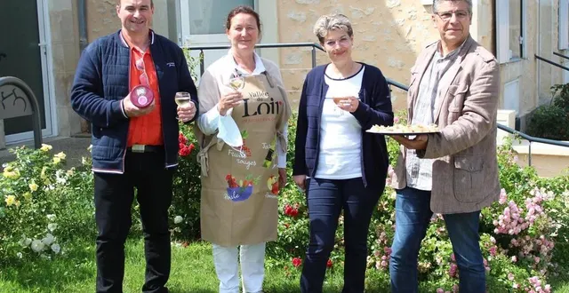 photo  c’est en présence de philippe biaud, président de l’office de tourisme de la vallée du loir et maire de ligron, que l’union entre stéphanie et sébastien hautreux et l’office de tourisme a été officialisée, mardi à ligron.  &copy;  ouest france 