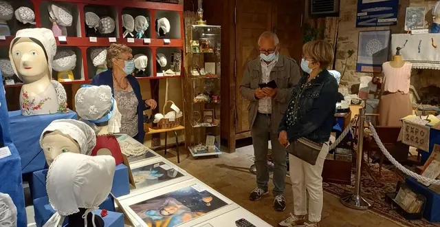 photo  nicole galland, la présidente de l’association bise moi vite, renseigne un couple de visiteurs venu de loire-atlantique.  &copy;  ouest-france 