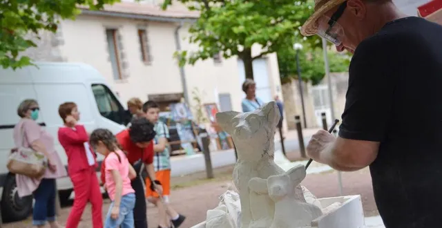 photo  saint-loup-sur-thouet, samedi 3 juillet. les sculpteurs ont deux jours pour réaliser une œuvre pour le concours.  &copy;  co – carl guillet 