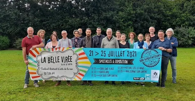 photo  le collectif des baltringos et les élus réunis derrière la bannière de la belle virée.  &copy;  le maine libre 