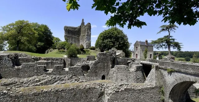 photo  ce château, en ruine aujourd’hui, a été occupé par les anglais pendant la guerre de cent ans.  &copy;  stéphane geufroi, ouest-france 