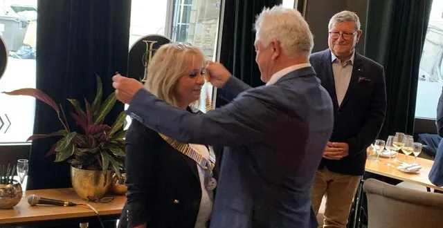 photo  durant la passation de la présidence du rotary club, georges legrand a remis son collier de président à marie-hélène launay champin.  &copy;  rotary club 